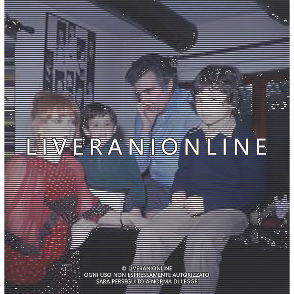 COL-RETROSPETTIVA RITA PAVONE CANTANTE NELLA FOTO RITA PAVONE CON TEDDY RENO E I FIGLI NELLA LORO ABITAZIONE AG ALDO LIVERANI SAS