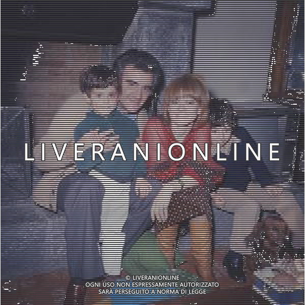 COL-RETROSPETTIVA RITA PAVONE CANTANTE NELLA FOTO RITA PAVONE CON TEDDY RENO E I FIGLI NELLA LORO ABITAZIONE AG ALDO LIVERANI SAS