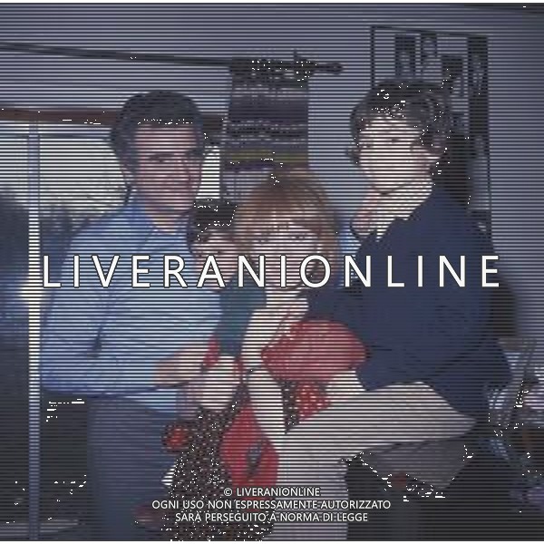 COL-RETROSPETTIVA RITA PAVONE CANTANTE NELLA FOTO RITA PAVONE CON TEDDY RENO E I FIGLI NELLA LORO ABITAZIONE AG ALDO LIVERANI SAS