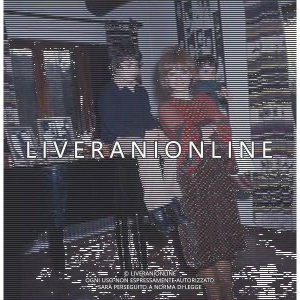 COL-RETROSPETTIVA RITA PAVONE CANTANTE NELLA FOTO RITA PAVONE CON TEDDY RENO E I FIGLI NELLA LORO ABITAZIONE AG ALDO LIVERANI SAS