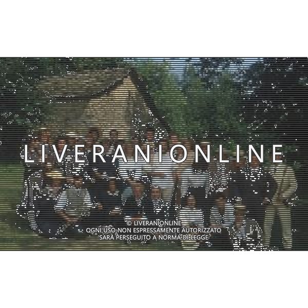 DIA - RETROSPETTIVA PUPI AVATI REGISTA NELLA FOTO IL REGISTA PUPI AVATI SUL SET DURANTE LE RIPRESE DEL FILM \'UNA GITA SCOLASTICA\' A PORRETTA TERME NELL’ANNO 1983 - - FOTO DI GRUPPO DEL CAST COMPLETO AG ALDO LIVERANI SAS