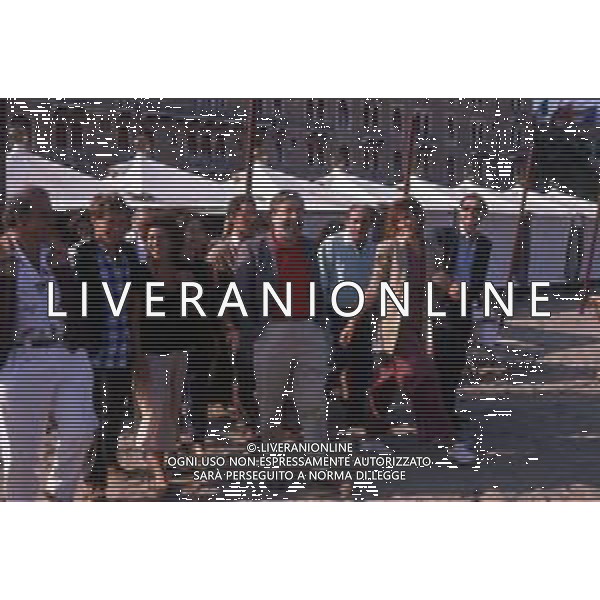 DIA - RETROSPETTIVA PUPI AVATI REGISTA NELLA FOTO IL REGISTA PUPI AVATI A VENEZIA NELL’ANNO 1989 CON IL CAST DEL FILM ‘STORIA DI RAGAZZI E DI RAGAZZE’ ©DIM STUDIO-AG ALDO LIVERANI SAS