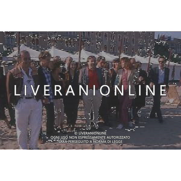 DIA - RETROSPETTIVA PUPI AVATI REGISTA NELLA FOTO IL REGISTA PUPI AVATI A VENEZIA NELL’ANNO 1989 CON IL CAST DEL FILM ‘STORIA DI RAGAZZI E DI RAGAZZE’ ©DIM STUDIO-AG ALDO LIVERANI SAS