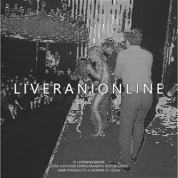 NEG-RETROSPETTIVA RITA PAVONE CANTANTE NELLA FOTO RITA PAVONE A MILANO NELL\'ANNO 1968 AL TEATRO LIRICO IN UNA SUA ESIBIZIONE CANORA AG ALDO LIVERANI SAS