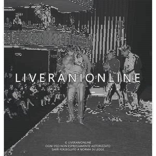 NEG-RETROSPETTIVA RITA PAVONE CANTANTE NELLA FOTO RITA PAVONE A MILANO NELL\'ANNO 1968 AL TEATRO LIRICO IN UNA SUA ESIBIZIONE CANORA AG ALDO LIVERANI SAS