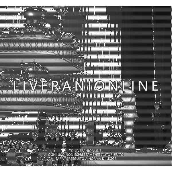 NEG-RETROSPETTIVA RITA PAVONE CANTANTE NELLA FOTO RITA PAVONE A MILANO NELL\'ANNO 1968 AL TEATRO LIRICO IN UNA SUA ESIBIZIONE CANORA AG ALDO LIVERANI SAS