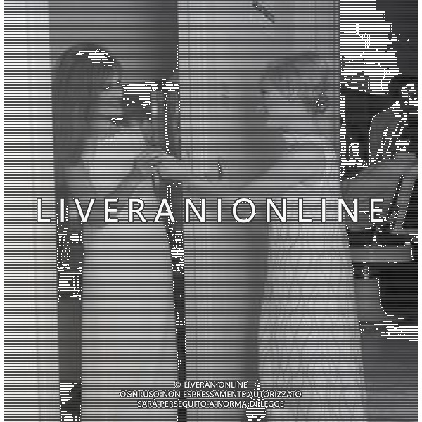 NEG-RETROSPETTIVA RITA PAVONE CANTANTE NELLA FOTO RITA PAVONE CON DALIDA NELLA TRASMISSIONE TELEVISIVA"PARTITISSIMA" NELL\'ANNO 1968 AG ALDO LIVERANI SAS