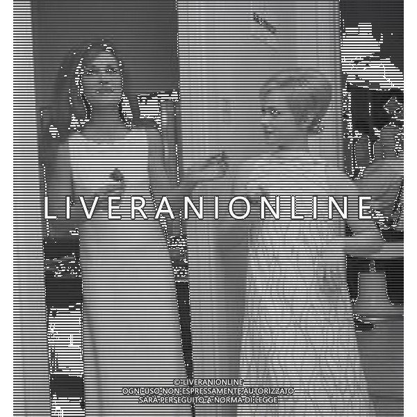 NEG-RETROSPETTIVA RITA PAVONE CANTANTE NELLA FOTO RITA PAVONE CON DALIDA NELLA TRASMISSIONE TELEVISIVA"PARTITISSIMA" NELL\'ANNO 1968 AG ALDO LIVERANI SAS