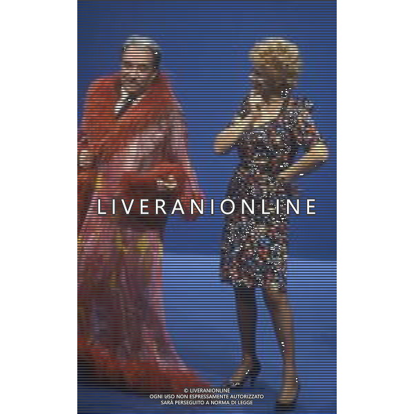 DIAPRETROSPETTIVA UGO TOGNAZZI ATTORE NELLA FOTO UGO TOGNAZZI CON SANDRA MILO A ROMA NELL\'ANNO 1983 AG ALDO LIVERANI SAS