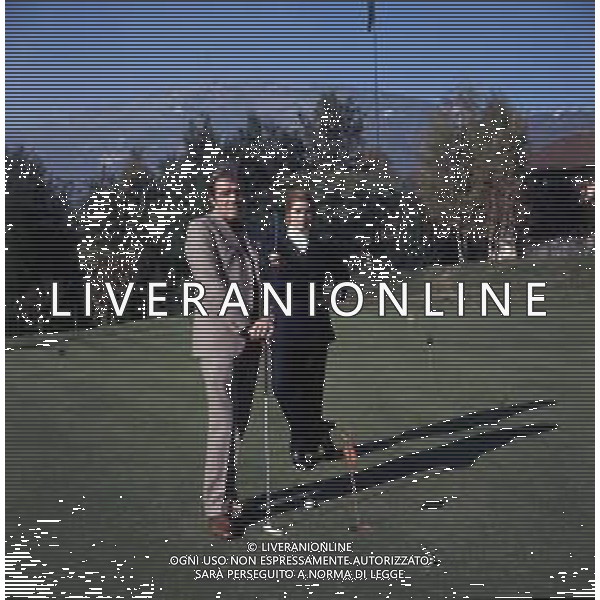 COL-RETROSPETTIVA UGO TOGNAZZI ATTORE NELLA FOTO UGO TOGNAZZI CON SENTA BERGER GIOCANO A GOLF AG ALDO LIVERANI SAS