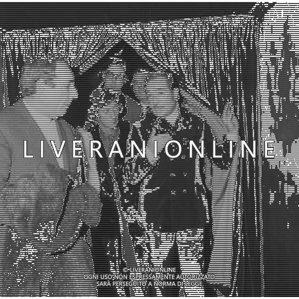 NEG-RETROSPETTIVA UGO TOGNAZZI ATTORE NELLA FOTO UGO TOGNAZZI CON LA MOGLI FRANCA BETTOIA A MILANO NELL\'ANNO 1970 ALLA PRIMA DI “CUORI SOLITARI “ AG ALDO LIVERANI SAS