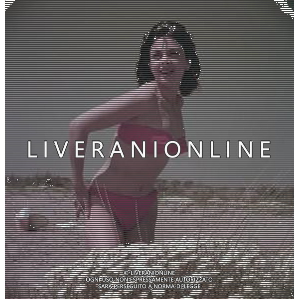 COL-RETROSPETTIVA SANDRA MILO ATTRICE NELLA FOTO SANDRA MILO AD ANZIO NELL\'ANNO 1955 ©ARCHIVIO / AGENZIA ALDO LIVERANI SAS