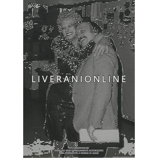 NEG-RETROSPETTIVA SANDRO MILO ATTRICE NELLA FOTO SANDRA MILO A MILANO NELL\'ANNO 1982 CON GIANNI MINA\' AG ALDO LIVERANI SAS
