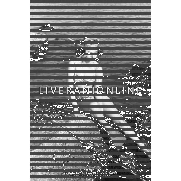 SANDRA MILO, attrice e conduttrice televisiva italiana - RETROSPETTIVA nella foto al mare di Nettuno ( Roma ) nel 1961 ©ARCHIVIO / AGENZIA ALDO LIVERANI SAS