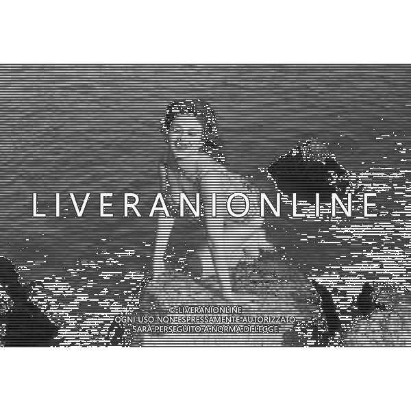 SANDRA MILO, attrice e conduttrice televisiva italiana - RETROSPETTIVA nella foto al mare di Nettuno ( Roma ) nel 1961 ©ARCHIVIO / AGENZIA ALDO LIVERANI SAS