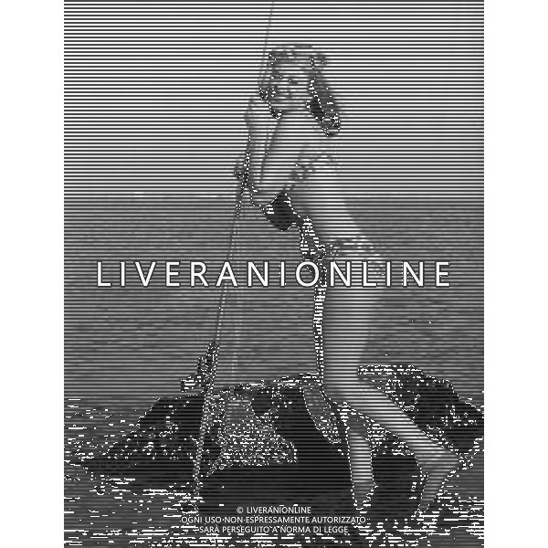 SANDRA MILO, attrice e conduttrice televisiva italiana - RETROSPETTIVA nella foto al mare a Nettuno ( Roma ) nel 1961 ©ARCHIVIO / AGENZIA ALDO LIVERANI SAS
