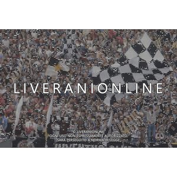 DIAP-RETROSPETTIVA TIFOSI JUVENTUS CALCIO NELLA FOTO I TIFOSI DELLA JUVENTUS FESTEGGIANO IL 19 SCUDETTO NELLA PARTITA JUVENTUS-FIORENTINA NELL\'ANNO 1981 FOTO ENRICO LIVERANI-AG ALDO LIVERANI SAS 