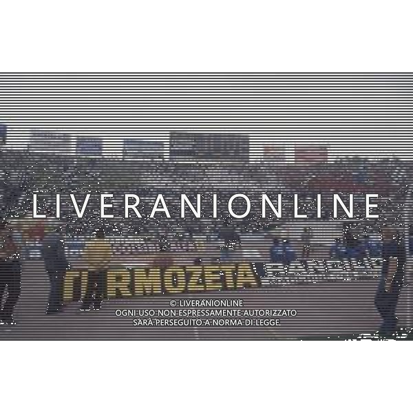 DIAP-RETROSPETTIVA TIFOSI JUVENTUS CALCIO NELLA FOTO I TIFOSI DELLA JUVENTUS FESTEGGIANO IL 19 SCUDETTO NELLA PARTITA JUVENTUS-FIORENTINA NELL\'ANNO 1981 FOTO ENRICO LIVERANI-AG ALDO LIVERANI SAS 
