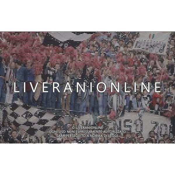 DIAP-RETROSPETTIVA TIFOSI JUVENTUS CALCIO NELLA FOTO I TIFOSI DELLA JUVENTUS FESTEGGIANO IL 19 SCUDETTO NELLA PARTITA JUVENTUS-FIORENTINA NELL\'ANNO 1981 FOTO ENRICO LIVERANI-AG ALDO LIVERANI SAS 