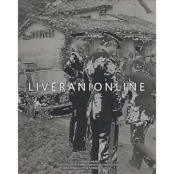 ST-07-05-1974 MILANO VIA RIPAMONTI RAPINA A UN FURGONE PORTAVALORI CON L\'UCCISIONE DI UN PASSANTE SIG LUIGI CORRADINI NELLA FOTO IL TENENTE COLONNELLO CARLO ALBERTO DALLA CHIESA SUL LUOGO DELLA SPARATORIA AG ALDO LIVERANI SAS