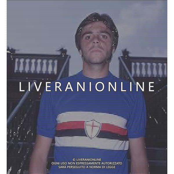 COL-RETROSPETIIVA GIOVANNI RE CALCIATORE NELLA FOTO GIOVANNI RE CON LA MAGLIA DELLA SAMPDORIA CALCIO NELL\'ANNO 1975 AG ALDO LIVERANI SAS