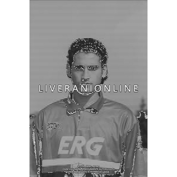 Neg-RETROSPETTIVA NICOLA AMORUSO CALCIATORE NELLA FOTO NICOLA AMORUSO CON LA MAGLIA DELLA SAMPDORIA CALCIO NELL’ANNO 1993-1994 AG ALDO LIVERANI SAS