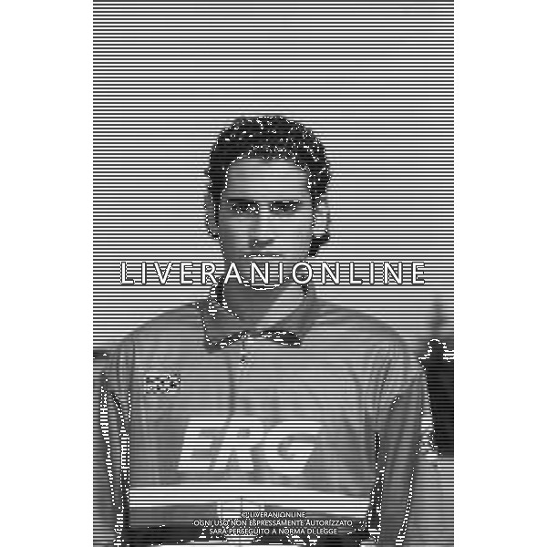 Neg-RETROSPETTIVA NICOLA AMORUSO CALCIATORE NELLA FOTO NICOLA AMORUSO CON LA MAGLIA DELLA SAMPDORIA CALCIO NELL’ANNO 1993-1994 AG ALDO LIVERANI SAS