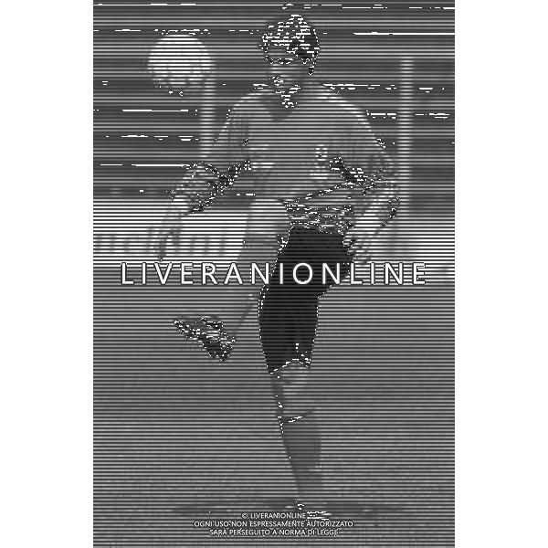 Neg-RETROSPETTIVA LORENZO AMORUSO CALCIATORE NELLA FOTO LORENZO AMORUSO CON LA MAGLIA DEL BARI CALCIO NELL’ANNO 1994-1995 AG ALDO LIVERANI SAS
