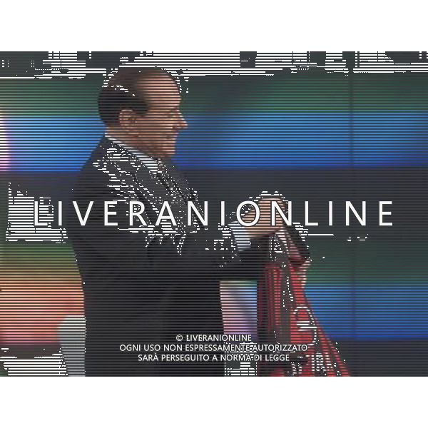 ROMA, 11 GENNAIO 2006 TRASMISSIONE PORTA A PORTA CON BERLUSCONI E BERTINOTTI. NELLA FOTO: SILVIO BERLUSCONI CON LA MAGLIA DEL MILAN PH AGENZIA ALDO LIVERANI