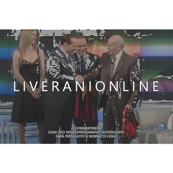 ROMA, 11 GENNAIO 2006 TRASMISSIONE PORTA A PORTA CON BERLUSCONI E BERTINOTTI. NELLA FOTO: SILVIO BERLUSCONI - BRUNO VESPA - FAUSTO BERTINOTTI SI SCAMBIANO LA MAGLIA DEL MILAN PH AGENZIA ALDO LIVERANI