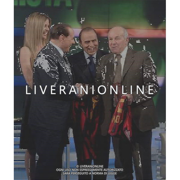 ROMA, 11 GENNAIO 2006 TRASMISSIONE PORTA A PORTA CON BERLUSCONI E BERTINOTTI. NELLA FOTO: SILVIO BERLUSCONI - BRUNO VESPA - FAUSTO BERTINOTTI SI SCAMBIANO LA MAGLIA DEL MILAN PH AGENZIA ALDO LIVERANI