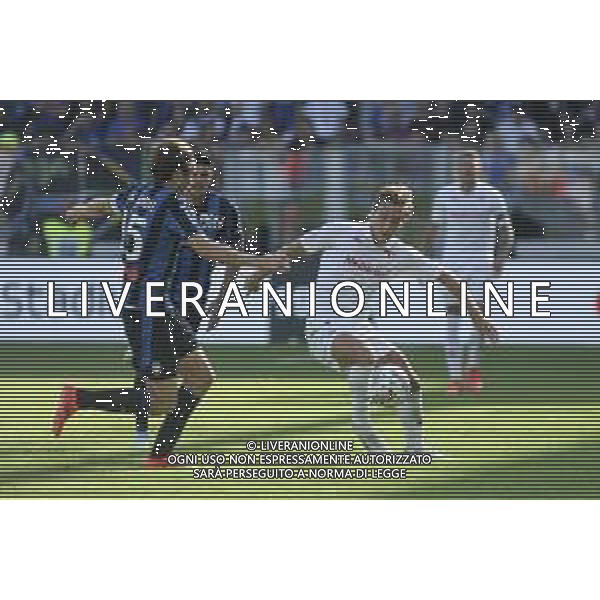 Marten de Roon of Atalanta BC battle for the ball with Edoardo Bove of ACF Fiorentina during Atalanata BC vs ACF Fiorentina, 4° Serie A Enilive 2024-25 game at Gewiss Stadium in Bergamo (BG), Italy, on September 15, 2024. (Photo by Davide Casentini)/AGENZIA ALDO LIVERANI SAS