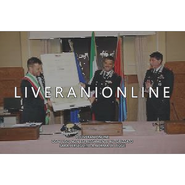 IMOLA 16 09 2024 MAGGIORE DEI CARABINIERI ANDREA OXILIA SALUTA LA CITTA\' PER UN NUOVO INCARICO LAVORATIVO NELLA FOTO SINDACO MARCO PANIERI DONA LA MAPPA DI LEONARDO A MAGGIORE DEI CARABINIERI ANDREA OXILIA ASSIEME A GENERALE RODOLFO SANTOVITO COMMANDANTE PROVINCIALE DI BOLOGNA FOTO GIANNI SANNA-AG ALD LIVERANI SAS