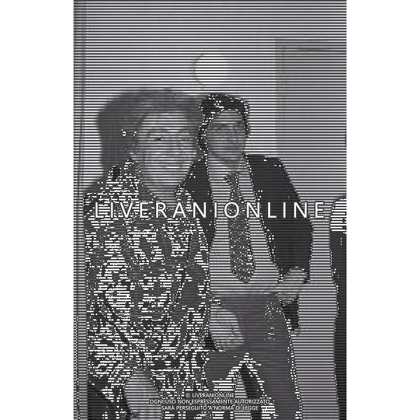 NEG-RETROSPETTIVA GINO BRAMIERI ATTORE NELLA FOTO GINO BRAMIERI NELLA COMMEDIA TEATRALE “FELICI E CONTENTI“ A MULANO NELL\'ANNO 1979 CON IL FIGLIO AG ALDO LIVERANI SAS