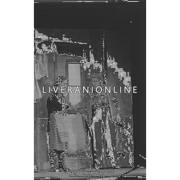 NEG-RETROSPETTIVA GINO BRAMIERI ATTORE NELLA FOTO GINO BRAMIERI NELLA COMMEDIA TEATRALE “FELICI E CONTENTI“ A MULANO NELL\'ANNO 1979 AG ALDO LIVERANI SAS