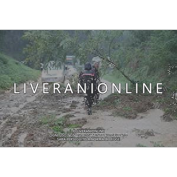 FONTANELICE 18 09 2024 PIOGGIA FRANE MALTEMPO NELLA FOTO VIA MONTANRA SOTTO LA PIOGGIA BLOCCATA DA UNA FRANA ALTEZZA FONTANELICE VERSO CASTEL DEL RIO SUL POSTO CARABINIERI DI FONTANELICE CON AIUTO DEI CITTADINI HANNO SPOSTATO UN ALBERO DALLA STRADA FOTO GIANNI SANNA-AG ALDO LIVERANI SAS