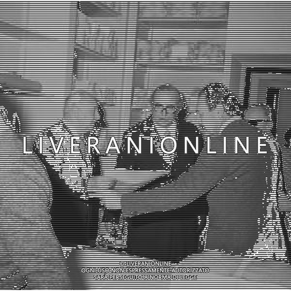 Neg- RETROSPETTIVA GIOVANNI SPADOLINI POLITICO NELLA FOTO GIOVANNI SPADOLINI IN VISITA FONDAZIONE ISTITUTO DEI CIECHI DI MILANO NEL DICEMBRE DELL’ANNO 1975 AG ALDO LIVERANI SAS