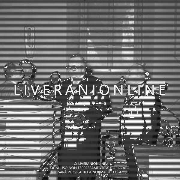 Neg- RETROSPETTIVA GIOVANNI SPADOLINI POLITICO NELLA FOTO GIOVANNI SPADOLINI IN VISITA FONDAZIONE ISTITUTO DEI CIECHI DI MILANO NEL DICEMBRE DELL’ANNO 1975 AG ALDO LIVERANI SAS