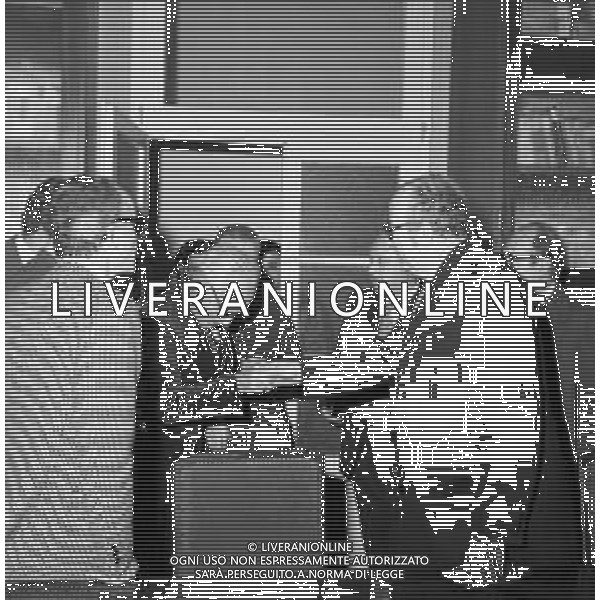 Neg- RETROSPETTIVA GIOVANNI SPADOLINI POLITICO NELLA FOTO GIOVANNI SPADOLINI IN VISITA FONDAZIONE ISTITUTO DEI CIECHI DI MILANO NEL DICEMBRE DELL’ANNO 1975 AG ALDO LIVERANI SAS