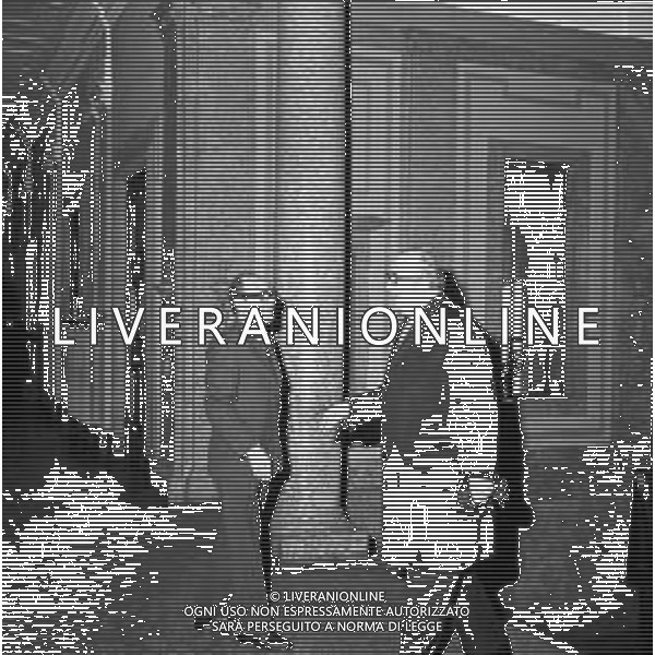 Neg- RETROSPETTIVA GIOVANNI SPADOLINI POLITICO NELLA FOTO GIOVANNI SPADOLINI IN VISITA FONDAZIONE ISTITUTO DEI CIECHI DI MILANO NEL DICEMBRE DELL’ANNO 1975 AG ALDO LIVERANI SAS