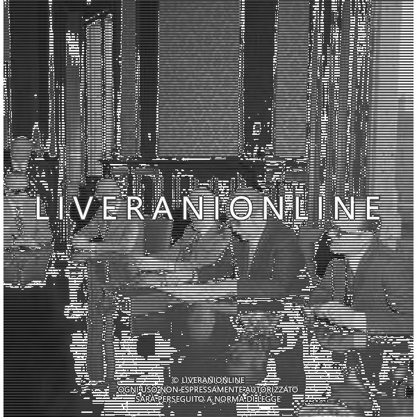Neg- RETROSPETTIVA GIOVANNI SPADOLINI POLITICO NELLA FOTO GIOVANNI SPADOLINI IN VISITA FONDAZIONE ISTITUTO DEI CIECHI DI MILANO NEL DICEMBRE DELL’ANNO 1975 AG ALDO LIVERANI SAS