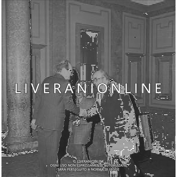 Neg- RETROSPETTIVA GIOVANNI SPADOLINI POLITICO NELLA FOTO GIOVANNI SPADOLINI IN VISITA FONDAZIONE ISTITUTO DEI CIECHI DI MILANO NEL DICEMBRE DELL’ANNO 1975 AG ALDO LIVERANI SAS