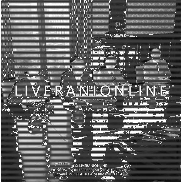 Neg- RETROSPETTIVA GIOVANNI SPADOLINI POLITICO NELLA FOTO GIOVANNI SPADOLINI IN VISITA FONDAZIONE ISTITUTO DEI CIECHI DI MILANO NEL DICEMBRE DELL’ANNO 1975 AG ALDO LIVERANI SAS