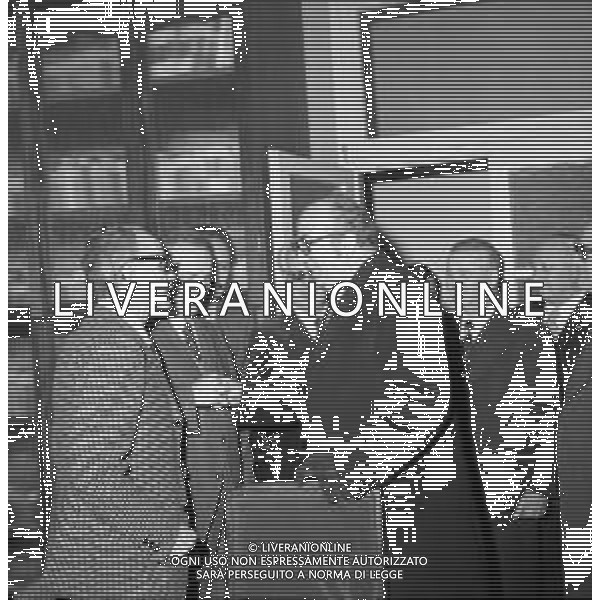 Neg- RETROSPETTIVA GIOVANNI SPADOLINI POLITICO NELLA FOTO GIOVANNI SPADOLINI IN VISITA FONDAZIONE ISTITUTO DEI CIECHI DI MILANO NEL DICEMBRE DELL’ANNO 1975 AG ALDO LIVERANI SAS