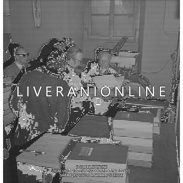 Neg- RETROSPETTIVA GIOVANNI SPADOLINI POLITICO NELLA FOTO GIOVANNI SPADOLINI IN VISITA FONDAZIONE ISTITUTO DEI CIECHI DI MILANO NEL DICEMBRE DELL’ANNO 1975 AG ALDO LIVERANI SAS