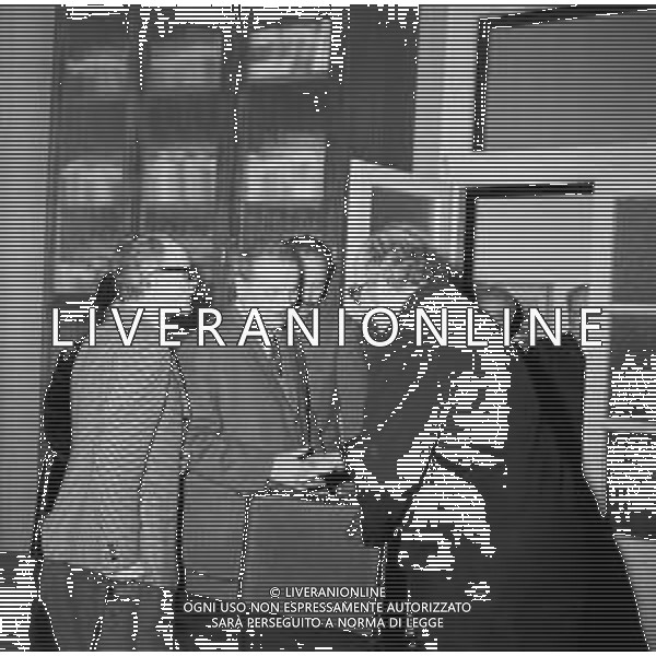Neg- RETROSPETTIVA GIOVANNI SPADOLINI POLITICO NELLA FOTO GIOVANNI SPADOLINI IN VISITA FONDAZIONE ISTITUTO DEI CIECHI DI MILANO NEL DICEMBRE DELL’ANNO 1975 AG ALDO LIVERANI SAS