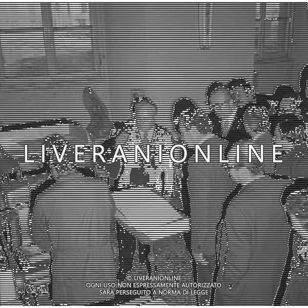 Neg- RETROSPETTIVA GIOVANNI SPADOLINI POLITICO NELLA FOTO GIOVANNI SPADOLINI IN VISITA FONDAZIONE ISTITUTO DEI CIECHI DI MILANO NEL DICEMBRE DELL’ANNO 1975 AG ALDO LIVERANI SAS