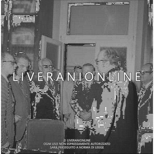 Neg- RETROSPETTIVA GIOVANNI SPADOLINI POLITICO NELLA FOTO GIOVANNI SPADOLINI IN VISITA FONDAZIONE ISTITUTO DEI CIECHI DI MILANO NEL DICEMBRE DELL’ANNO 1975 AG ALDO LIVERANI SAS