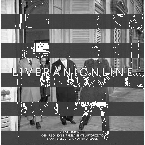 Neg- RETROSPETTIVA GIOVANNI SPADOLINI POLITICO NELLA FOTO GIOVANNI SPADOLINI IN VISITA FONDAZIONE ISTITUTO DEI CIECHI DI MILANO NEL DICEMBRE DELL’ANNO 1975 AG ALDO LIVERANI SAS
