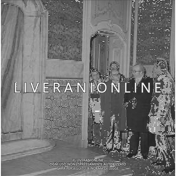 Neg- RETROSPETTIVA GIOVANNI SPADOLINI POLITICO NELLA FOTO GIOVANNI SPADOLINI IN VISITA FONDAZIONE ISTITUTO DEI CIECHI DI MILANO NEL DICEMBRE DELL’ANNO 1975 AG ALDO LIVERANI SAS